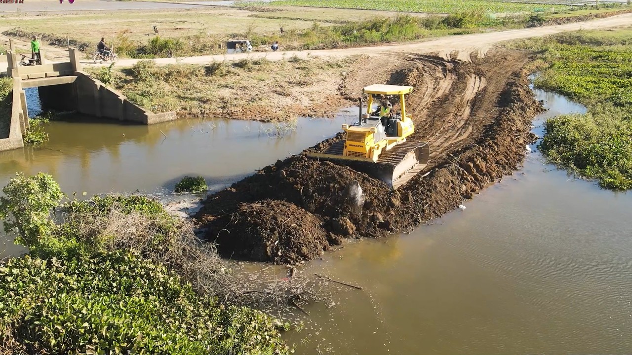 Amazing Team KOMATSU Bulldozer D61PX Push Soils With Trucks Dumping Soils Into Water Land Area
