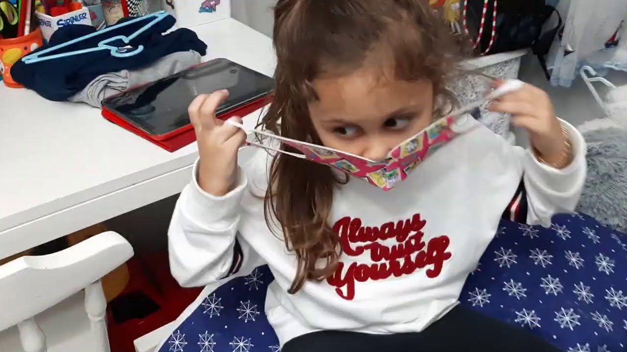 Efe rüyaya hediye olarak kral şakir maskesi aldı. Rüya maskesini denedi.