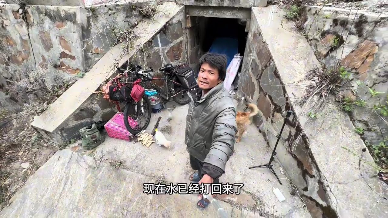 深圳骑行新疆今天一直上大坡走不动了在荒山野岭 一个人没有的地方找了一个太空舱露营一晚希望不要有狼，加油小伙子#现场实拍 #户外露营 #真实户外 #骑行 #身体和灵魂总有一个在路上