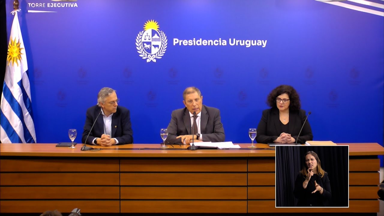 Ministro Gabriel Oddone y titular de la CGN, Adriana Arosteguiberry, en conferencia de prensa