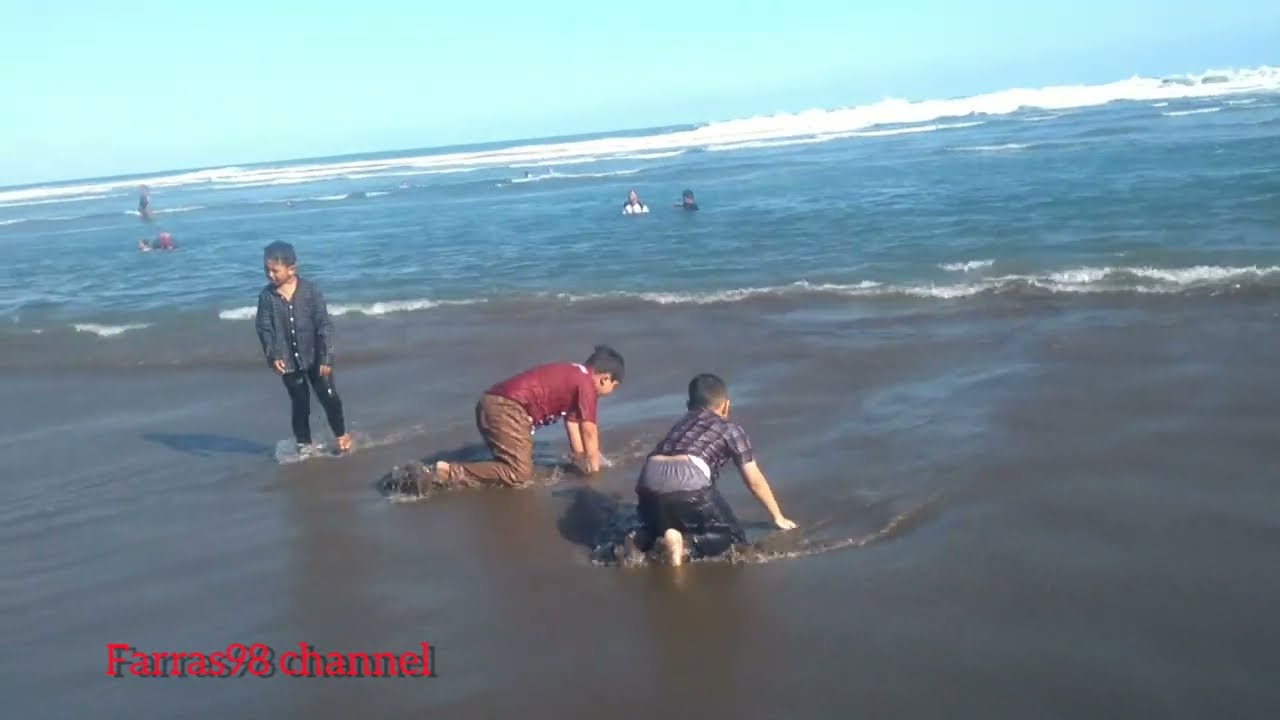 BERMAIN AIR DI PANTAI PARANG TRITIS JOGJAKARTA