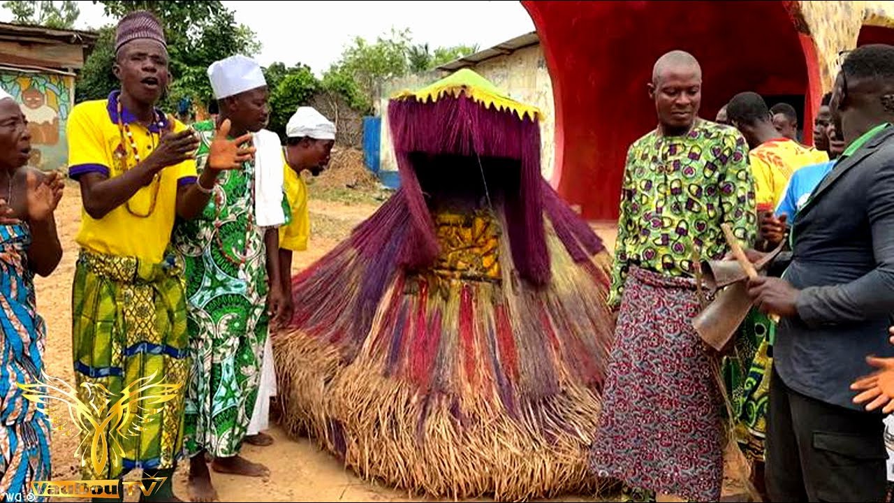 Démonstration des Zangbeto (Esprit Gardiens de la Nuit) Du Bénin !