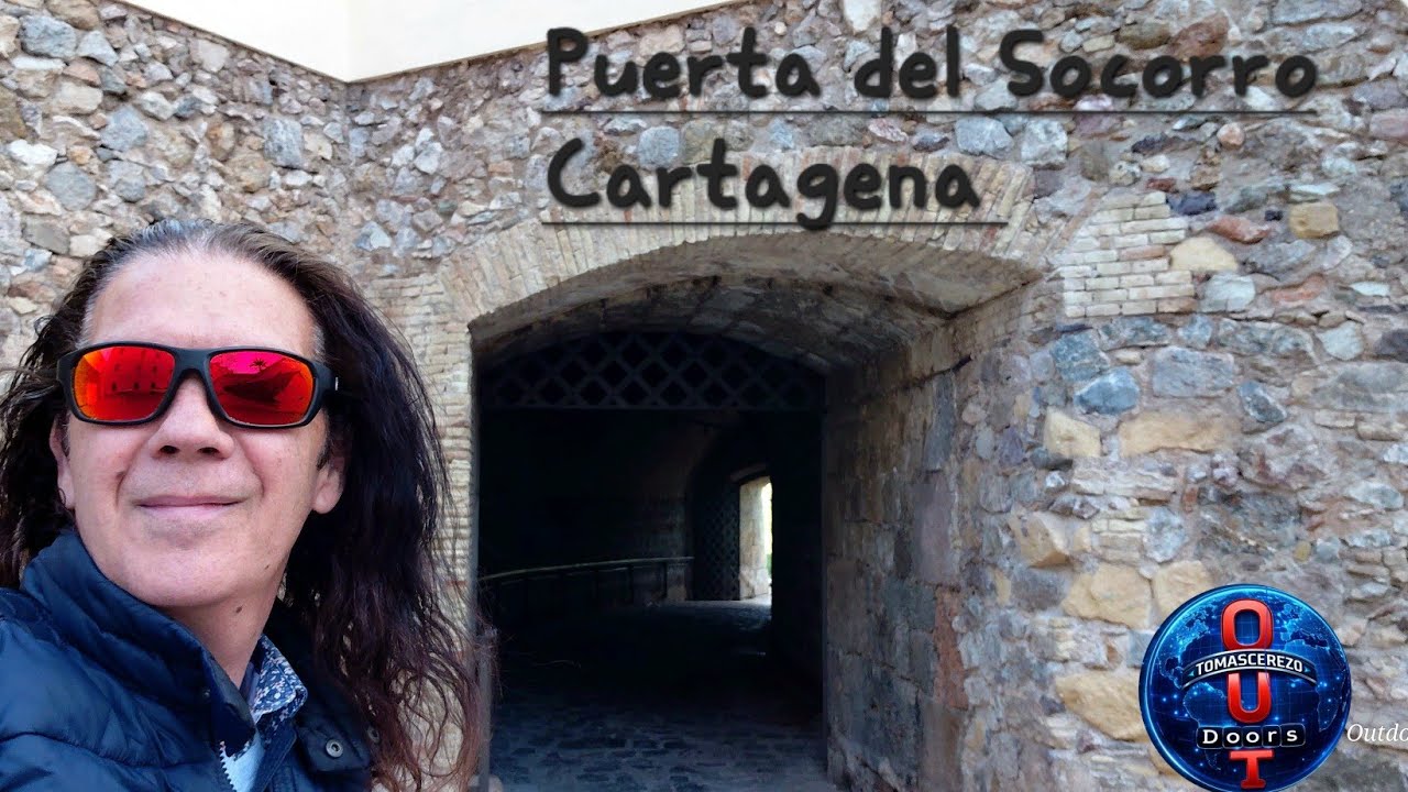 Las cinco de la tarde aquí en Cartagena. Estamos bajando la Cuesta del Batel, con el puerto de fondo
