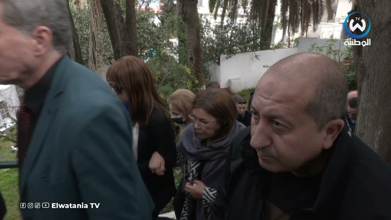 لحظة خروج موكب جنازة سيد أحمد غزالي من بيته العائلي ببن عكنون