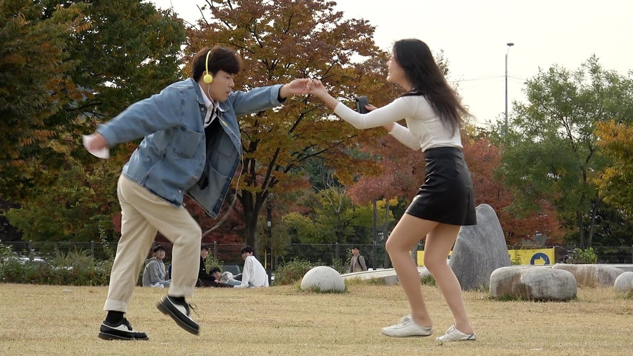 첨보는 여자랑 손잡고 춤추기ㅋㅋ