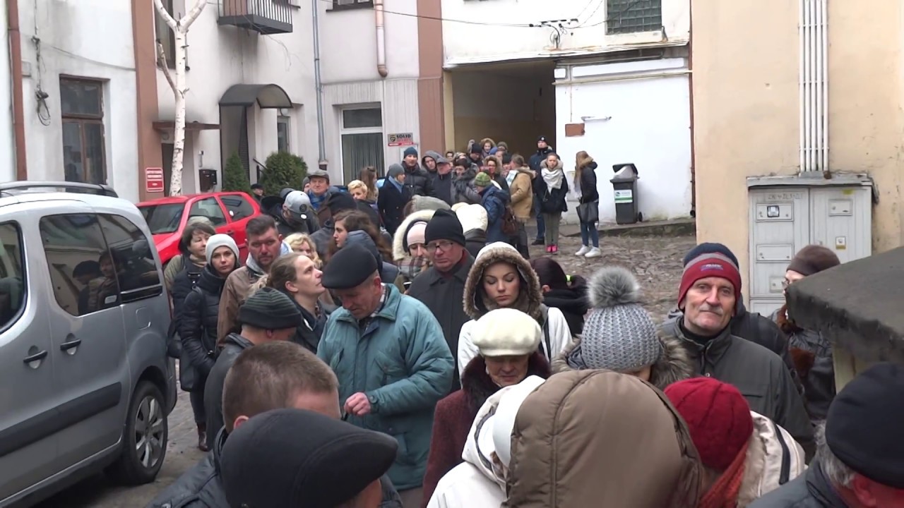 Kolejka po pączki od Zygmunta Pańszczyka na ulicy Małej w Kielcach 23.02.2017