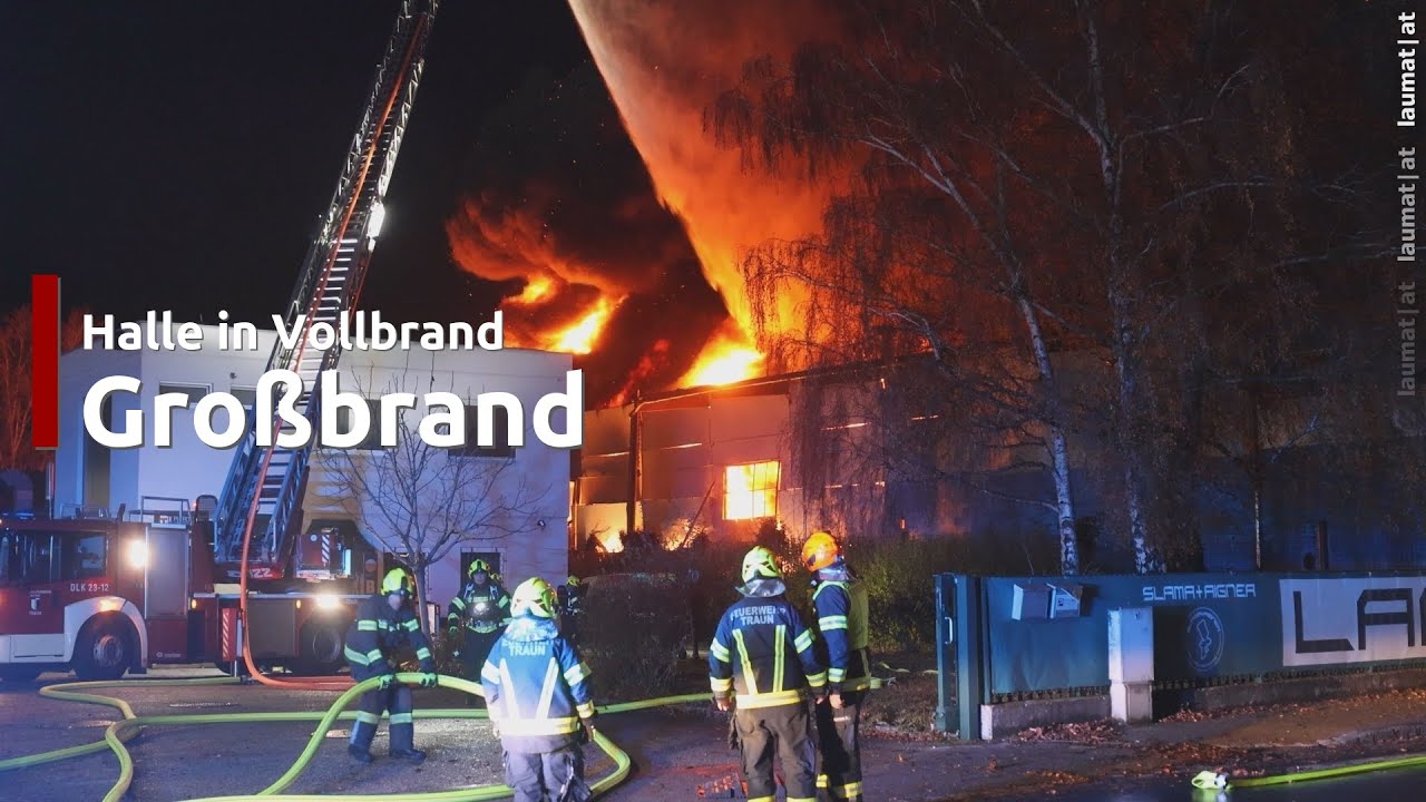 Gro&szlig;brand: Halle eines Recyclingunternehmens an der Stadtgrenze zwischen Linz und Traun in Vollbrand