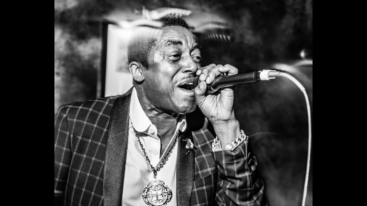 Mic Murphy from The System. Live performance.