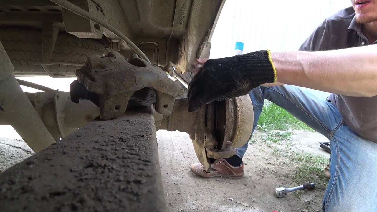 Замена тормозных дисков и колодок на Мерседес Спринтер своими руками на улице.