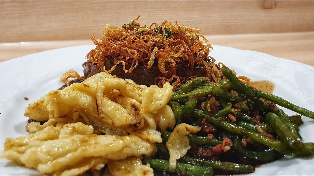 Zwiebelrostbraten mit Quarkpizokel und Speckbohnen