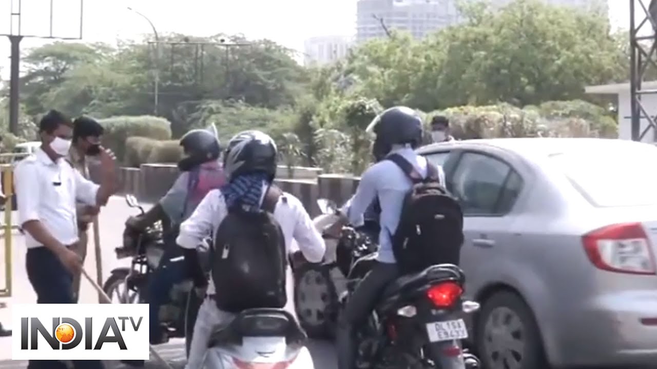 Police personnel ensure strict checking at Delhi-UP border amid COVID-19 lockdown