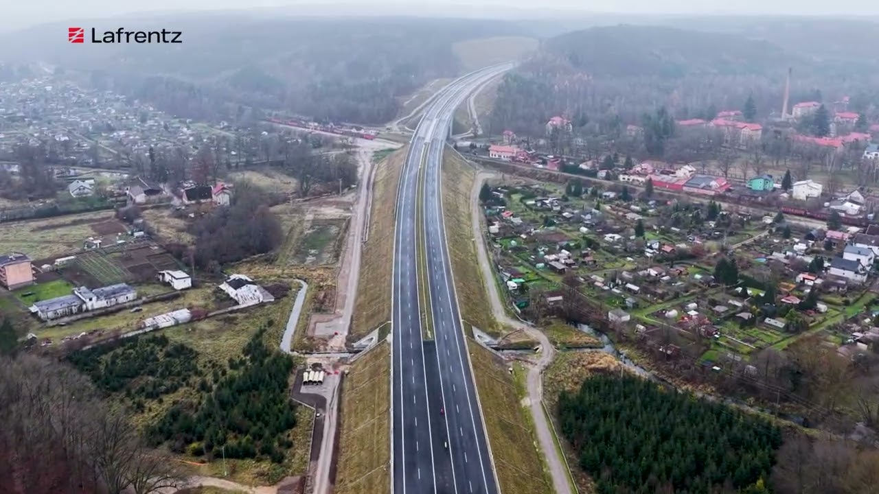 Budowa drogi ekspresowej S6 Zad. 5. odc. Leśnice - Bożepole Wielkie - film z powietrza 11.2025