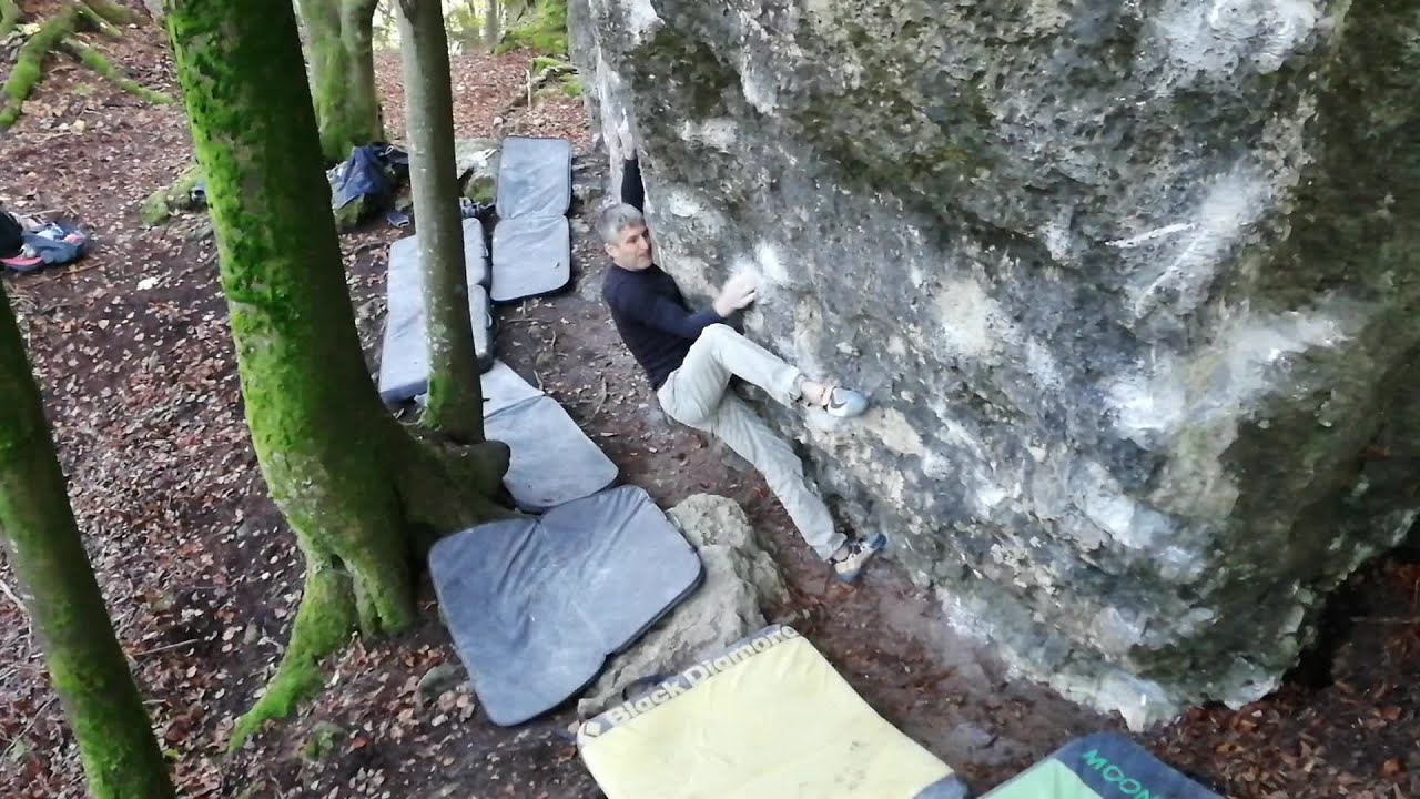Freakshow fb 8a trav., Frankenjura Bouldering, Germany.