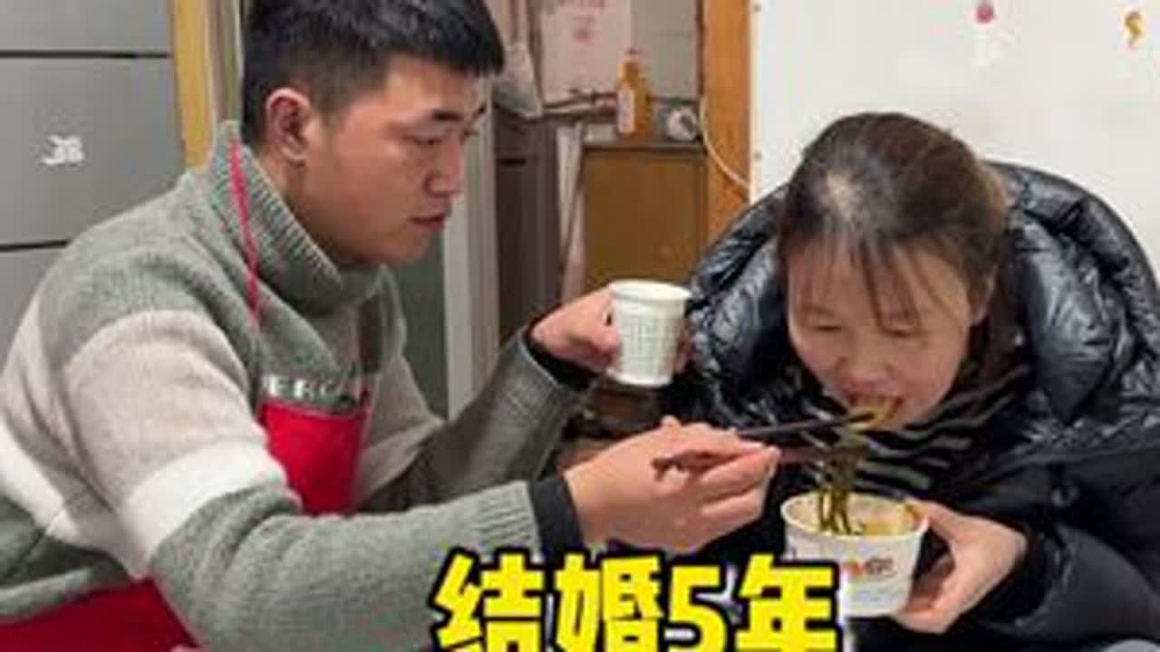 夫妻之间相处时间长了，难免会出现各种问题，吵架拌嘴已是家常便饭，但是必要的时候也要懂得互相包容，你不懂我持家的辛苦我又怎会懂得你在外的不容易#夫妻吵架不记仇 #记录生活的点点滴滴 #记录夫妻真实生活