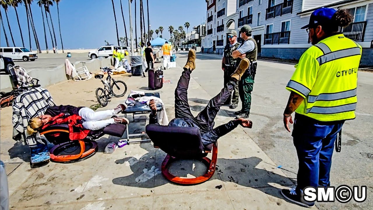 𝗧𝗔𝗞𝗜𝗡𝗚 𝗔 𝗟𝗢𝗔𝗗 𝗢𝗙𝗙: Homeless Rest in Recliners as Venice Cleanup Rolls In