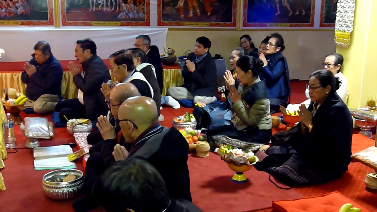 L'ambassadeur Laos de paris,  prière de bouddha a la fête
