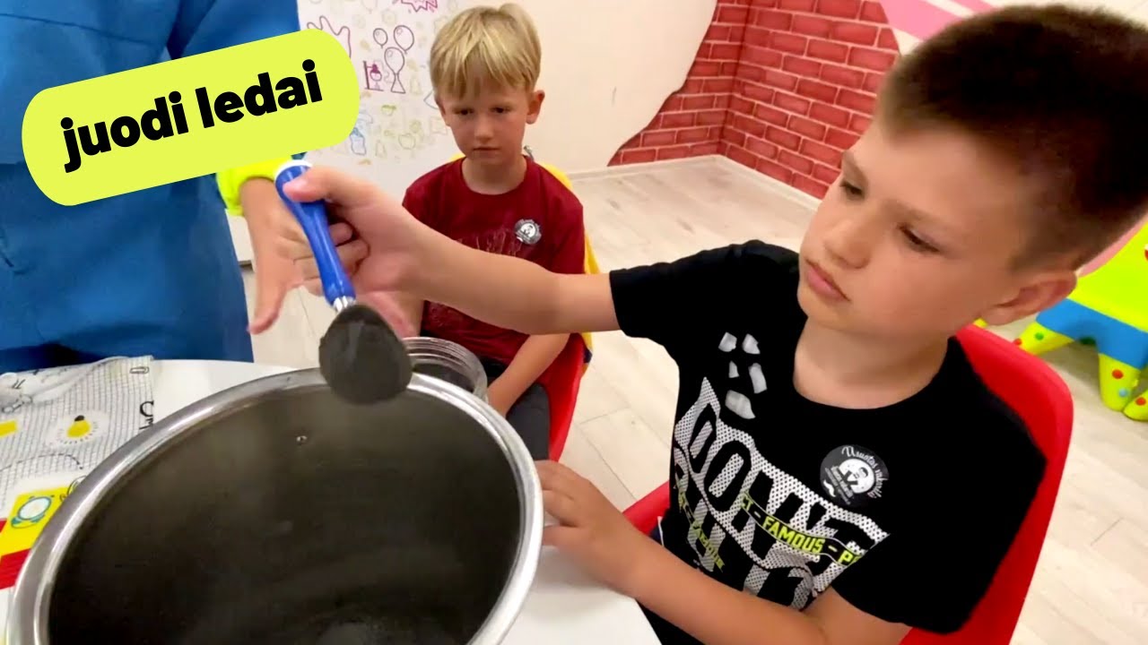 JUODŲ LEDŲ GAMINIMAS IR RAGAVIMAS SLAIMŲ VAKARĖLYJE. Šitus šou galite užsisakyti į namus