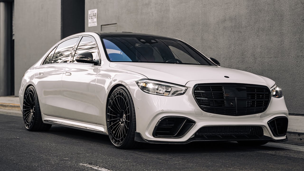 Самый крутой новый Mercedes S-класса с новым обвесом, черный значок Ghost Grey на синем фоне.