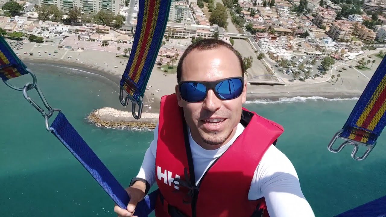 Vuela en la bahía de Málaga haciendo parasailing este verano con toda la familia