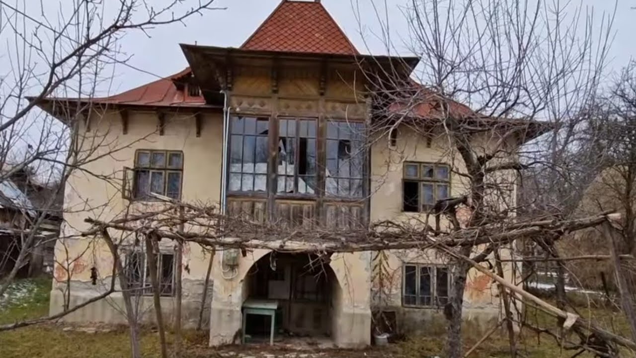 Case părăsite cu geamurile sparte și terenuri de vânzare. Satul Adunați, jud. Prahova