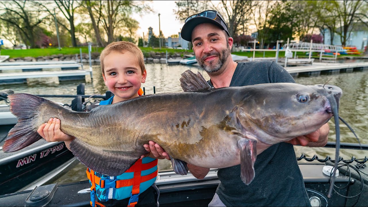 4 YEAR OLD Catches GIANT Catfish