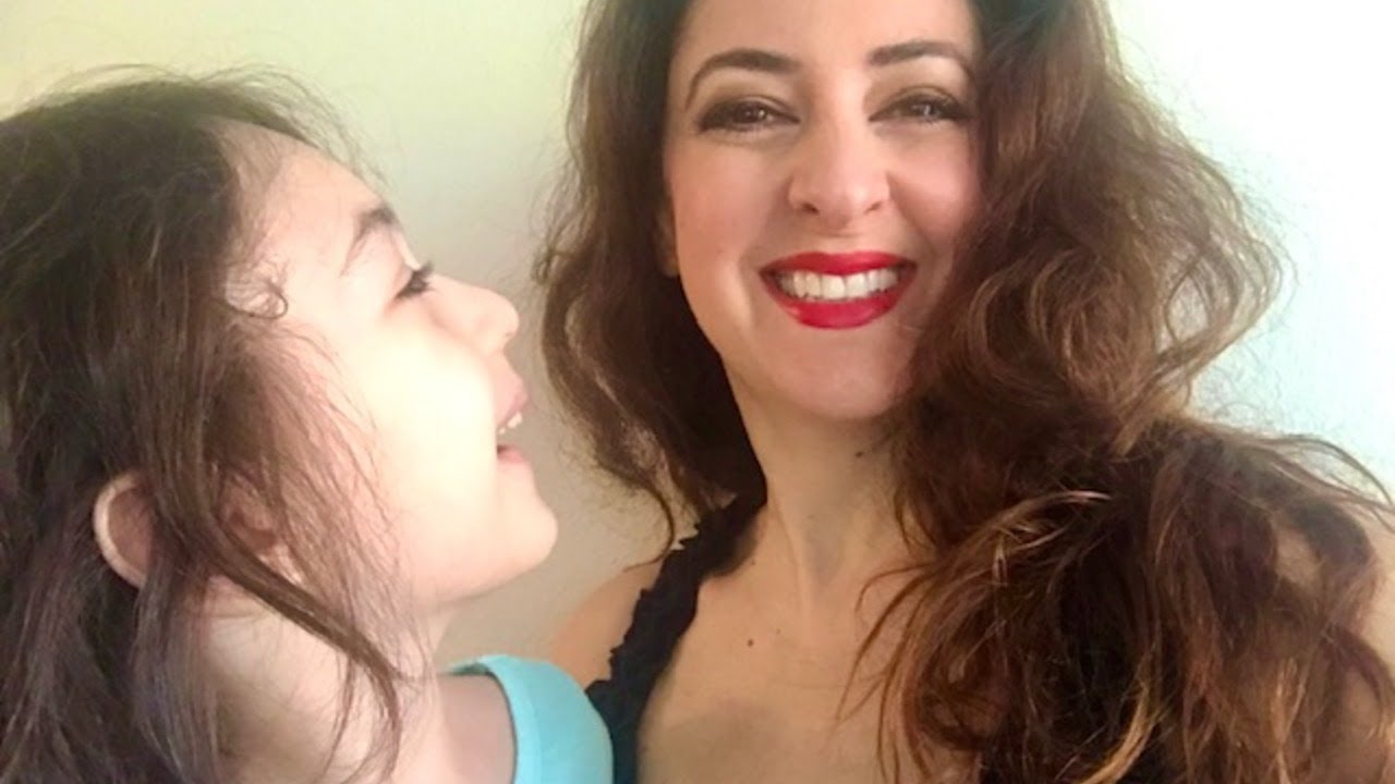Прямая трансляция!!! - 5-летний ребенок делает маме прическу!