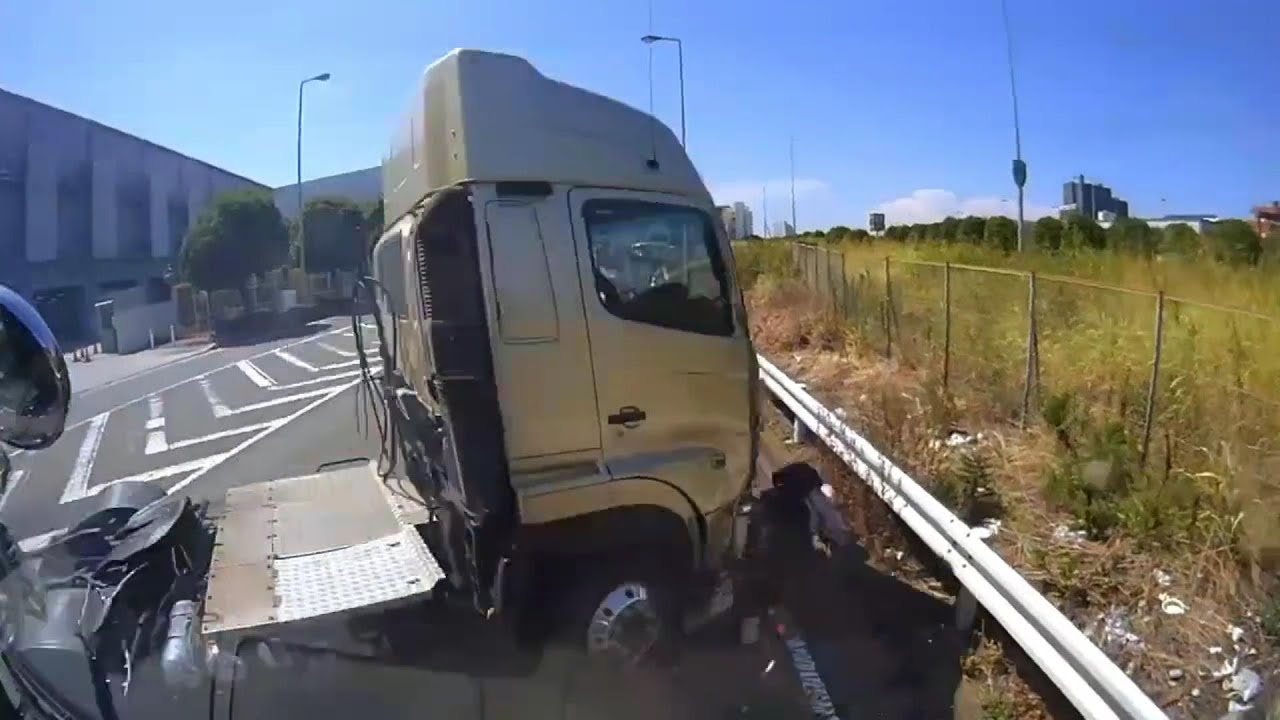 【事故啓発ビデオ】トレーラーヘッドによるバイク追突事故記録映像。