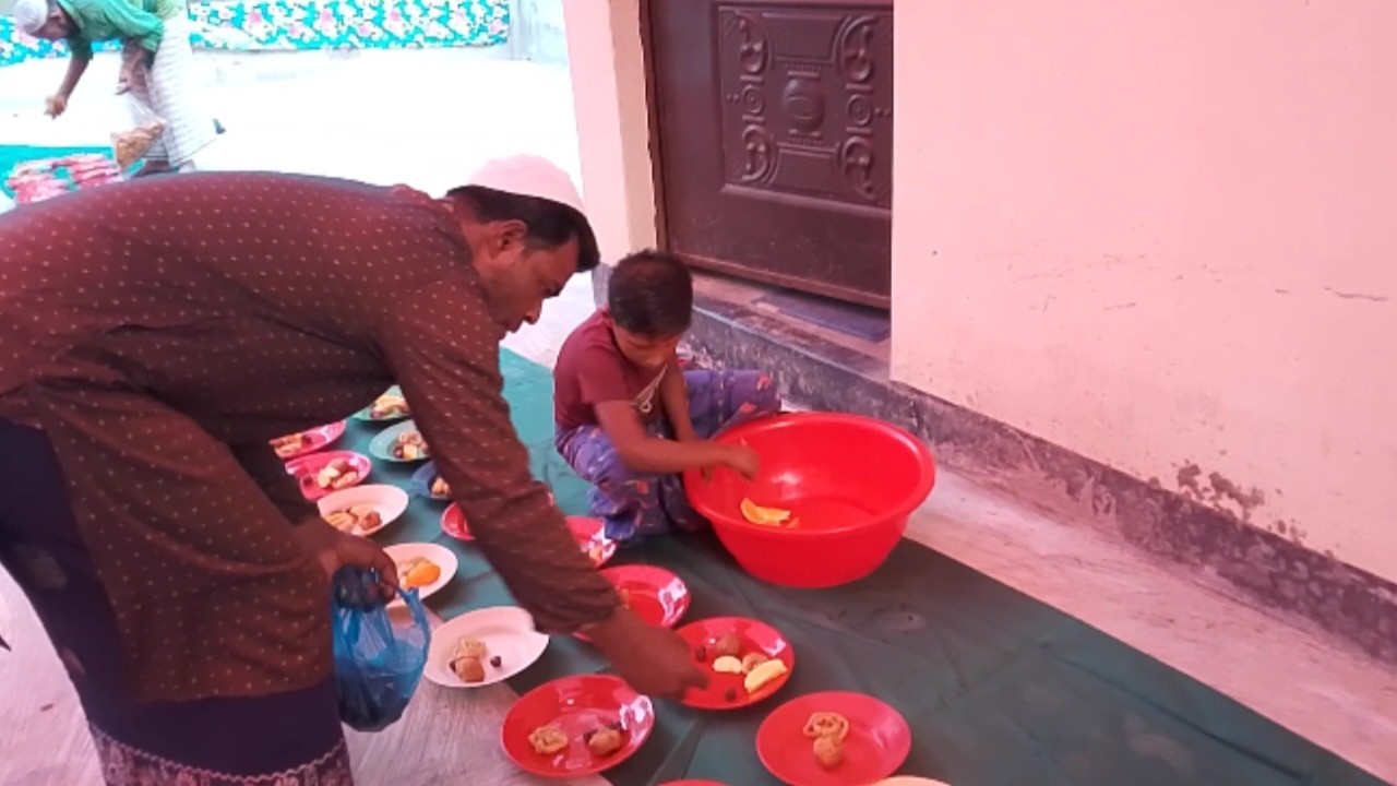 রমজানের ইফতারির আনন্দ চলছে ।  Mohammad Shahadat
