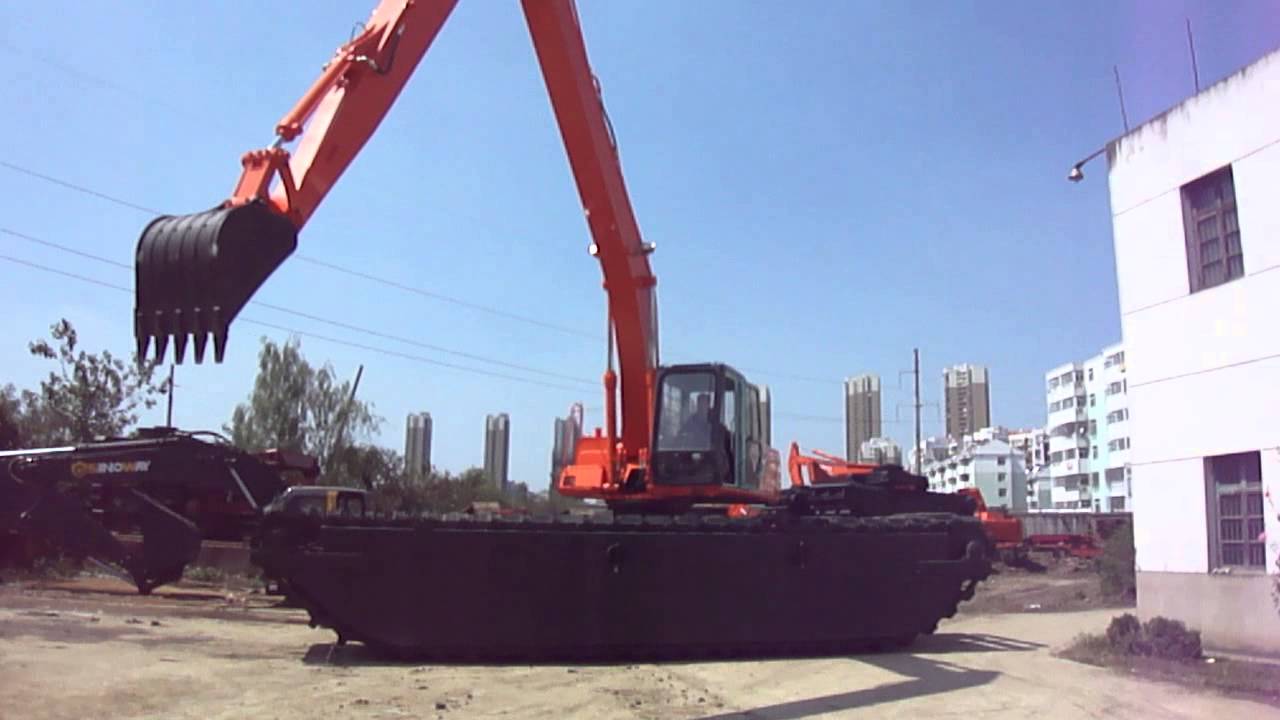 Used Hitachi EX200 LONG REACH swamp buggy excavator digging, swamp buggies