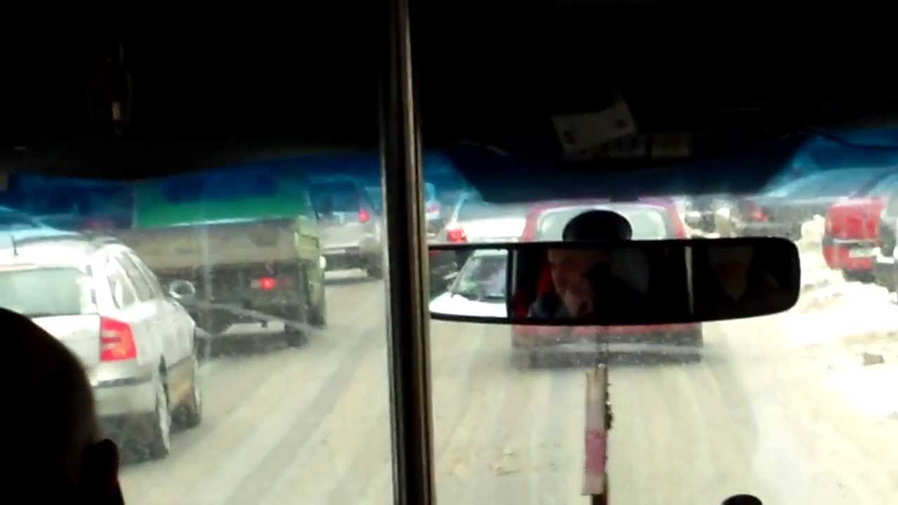 Pe ruta 175 vorbește la telefon din mers