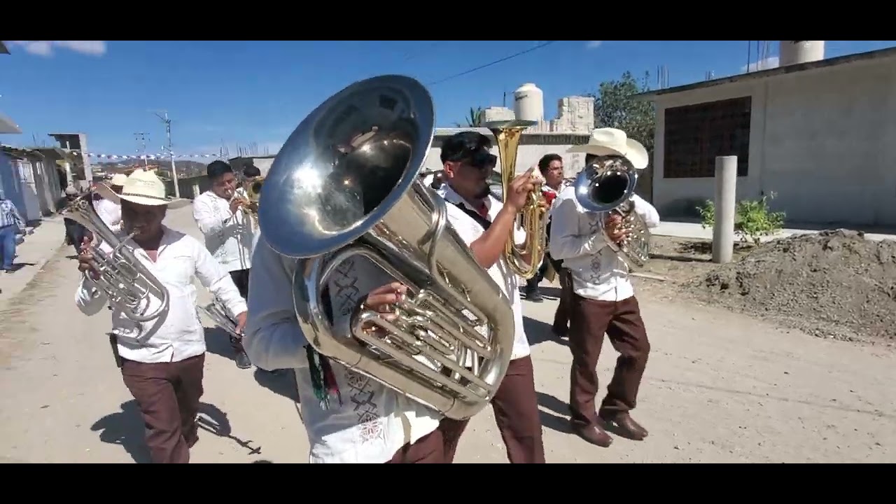 Que bonito toca esta Banda verdad de Dios.  Allá en la Mixteca Baja  Oaxaqueña. .S M T.