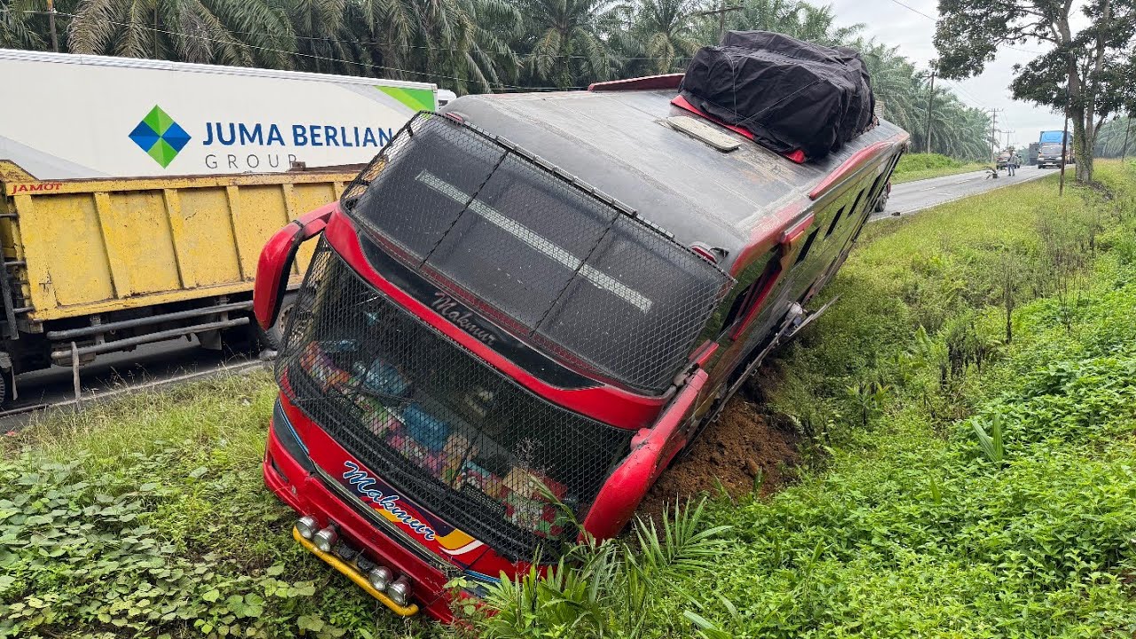 Bus Akap Terguling Hindari Tabrakan Di Bawah Bukit Kodok