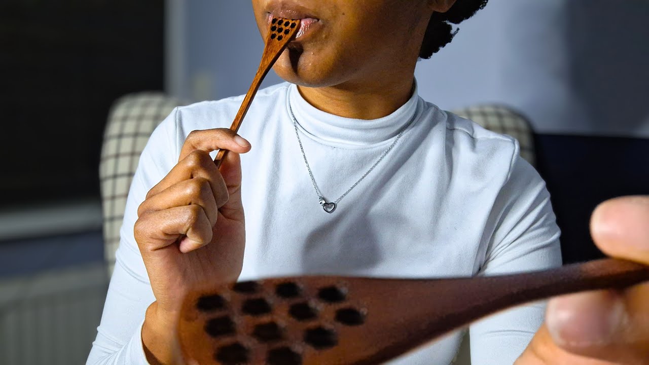 Honey Spoon ASMR Trigger🍯(w/ Mouth Sounds & Honey Eating)