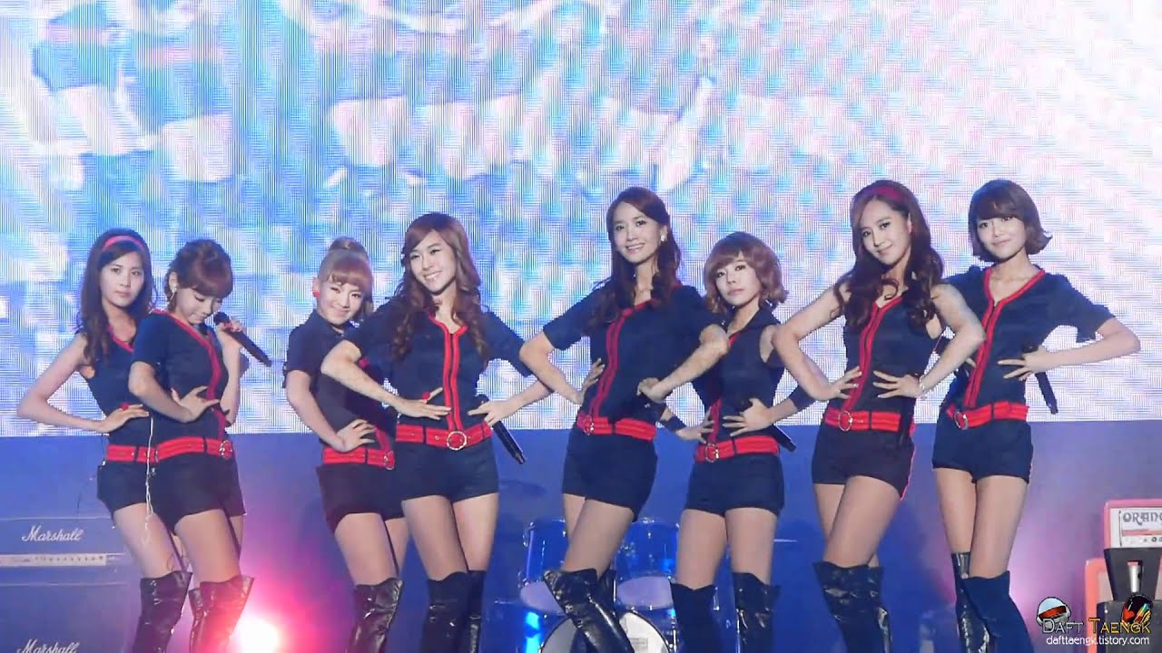 2010/11/20 100.3Mhz 개국 축하 콘서트 소녀시대- Hoot + 인터뷰 직캠 by DaftTaengk