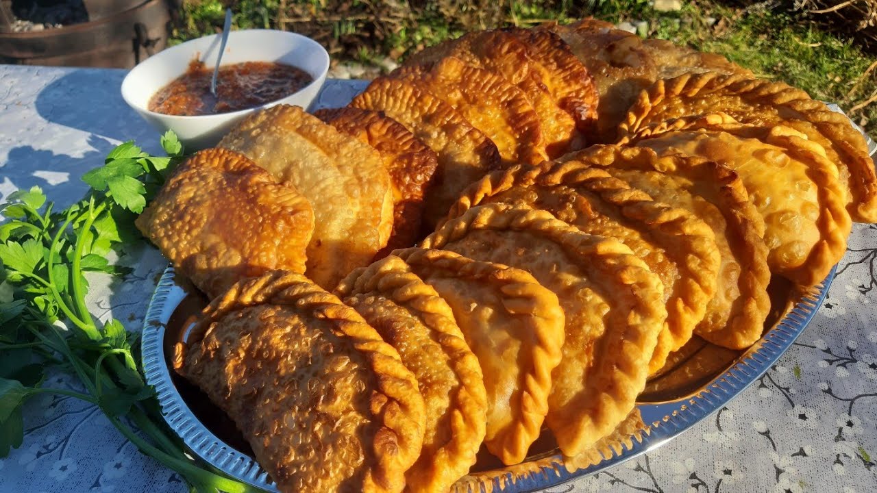 Tschebureki sind sehr saftig  /Frittierte Teigtaschen mit Hackfleisch. Zubereitet in einen Kazan/Wok