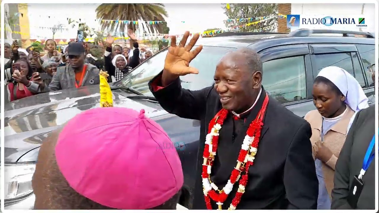 TAZAMA KARDINALI PENGO ALIVYOPOKOLEWA KIFALME  JIMBO KATOLIKI NJOMBE / INAPENDEZA SANA