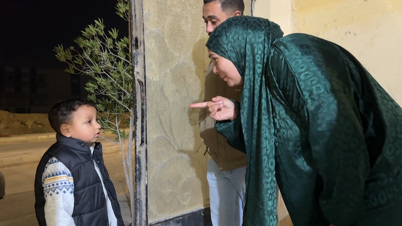 خرج من السجن لقى ابنه في الشارع بالشكل دا والسبب امه واخواته ! فماذا فعل