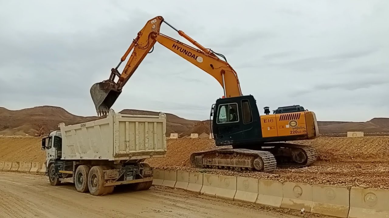 How to Make Soil Slope | Excavator Slope Cutting Road Side Work | Excavator se Saloop kesy Banaye