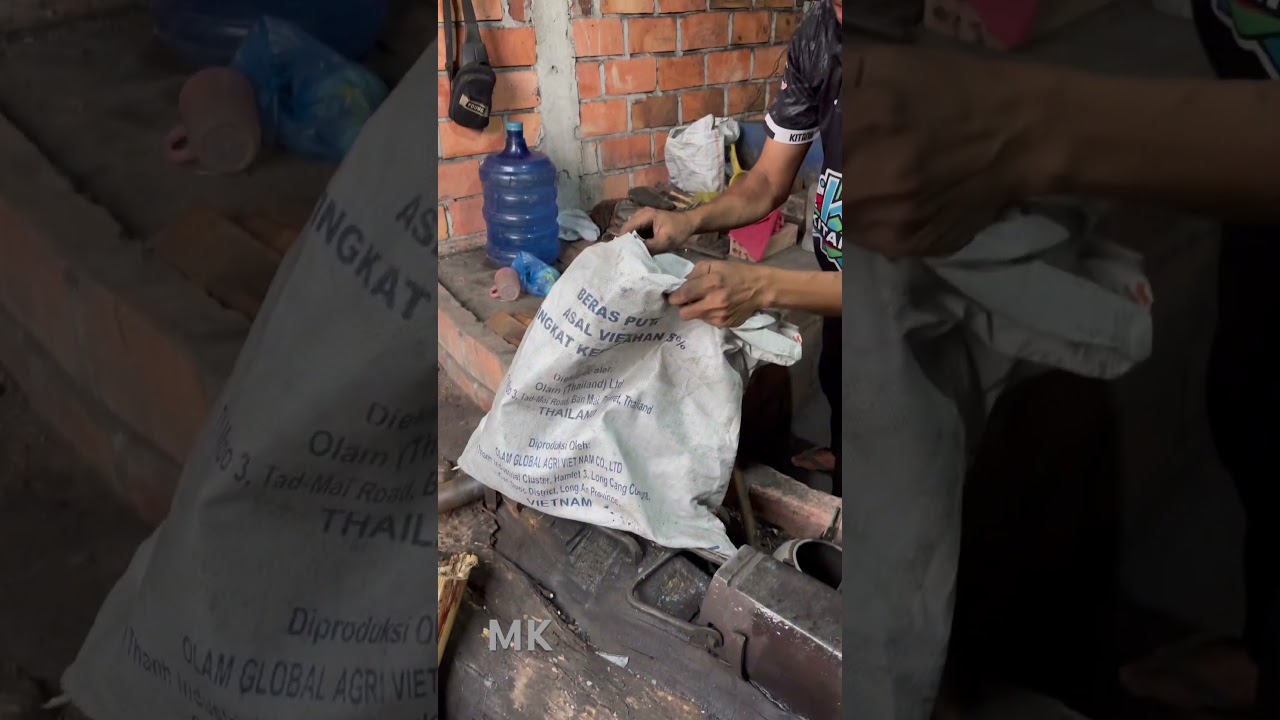 Menjinakkan besi sebelum melakukan proses pandai besi #traditional #woodworking #medievalblacksmith