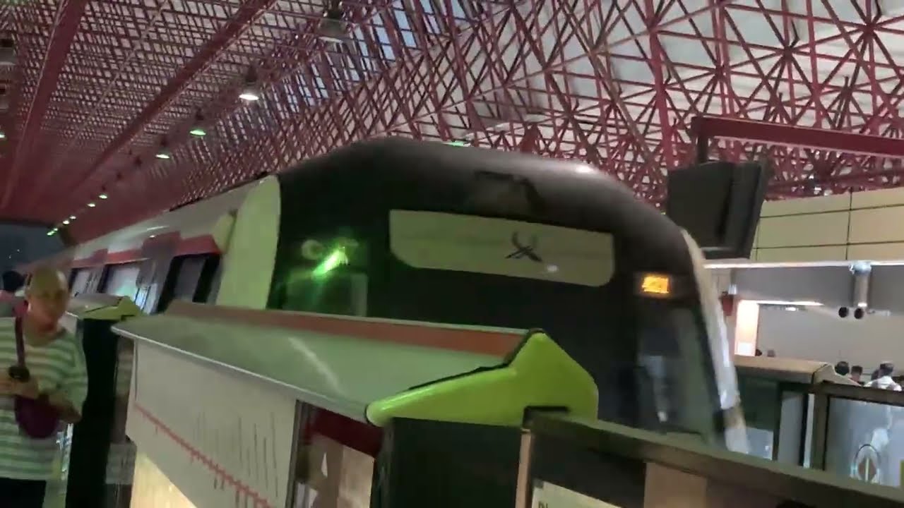 [AM Peak Hours] Trainspotting at NS1/EW24 Jurong East #1