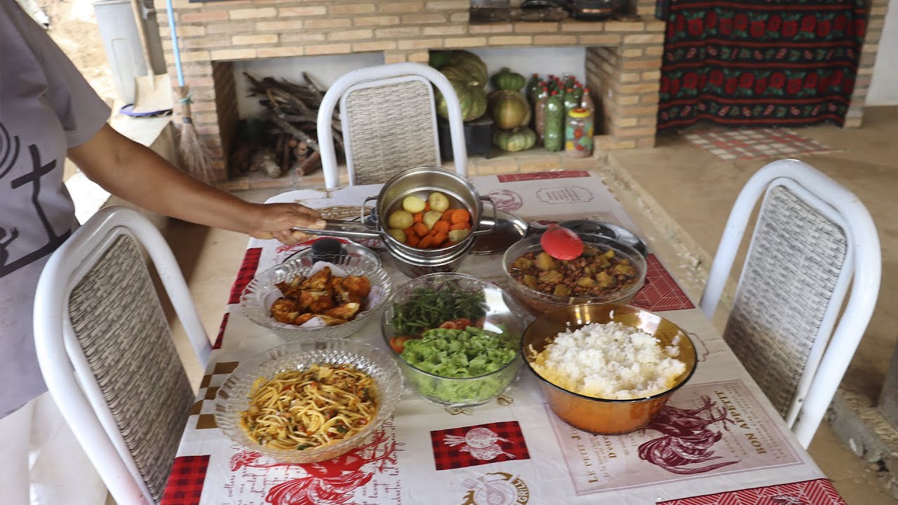 COLHENDO VERDURAS E PREPARANDO NOSSO ALMOÇO