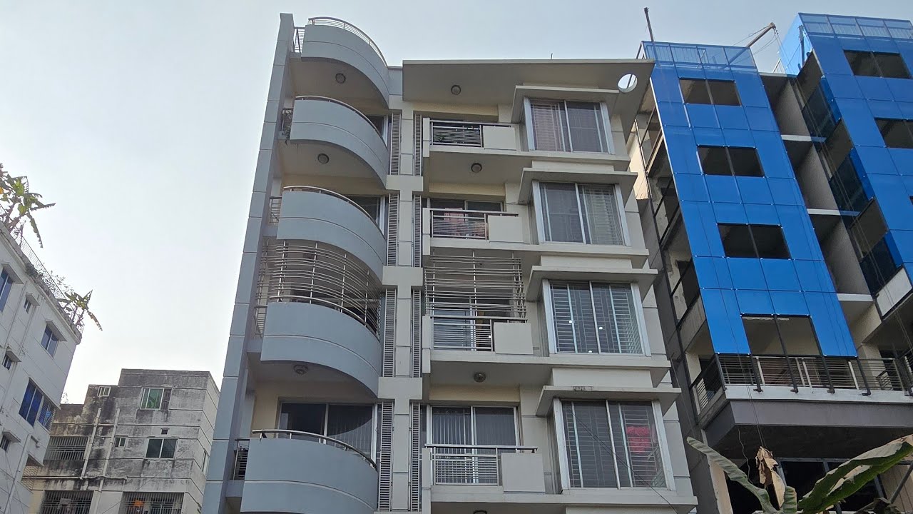 𝐅𝐥𝐚𝐭 𝐒𝐚𝐥𝐞 In 𝐔𝐭𝐭𝐚𝐫𝐚.Lake View Luxurian Flat.𝐒𝐞𝐜𝐭𝐨𝐫-𝟏4.Beautiful Location:1800 sq Parking.East Facing
