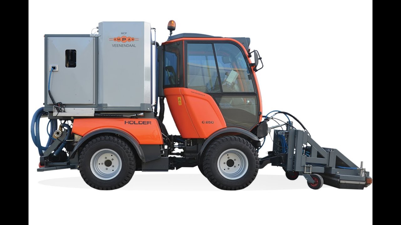 Onkruid verwijderen tussen de tegels met de Empas MCP i.c.m. werktuigdrager. Onkruidmachine/onkruid.