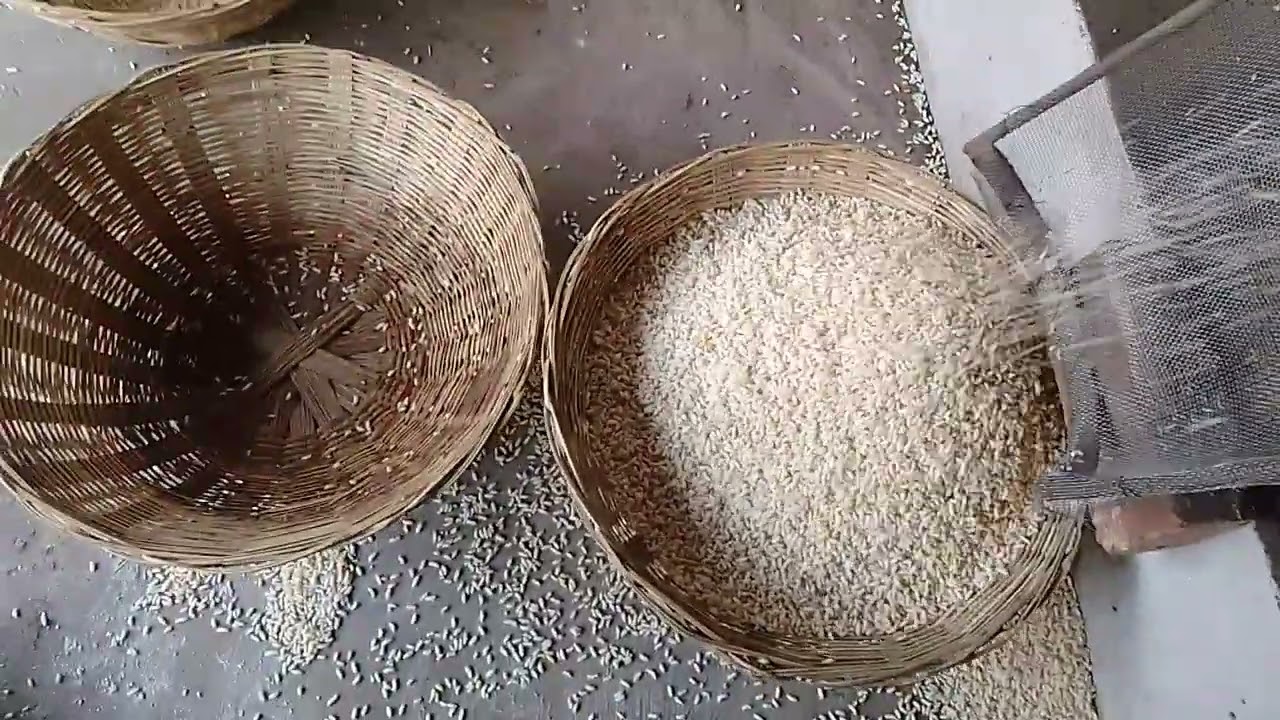 মুড়ি ভাজার কৌশল শিখে । মুড়ি ভাজুন 