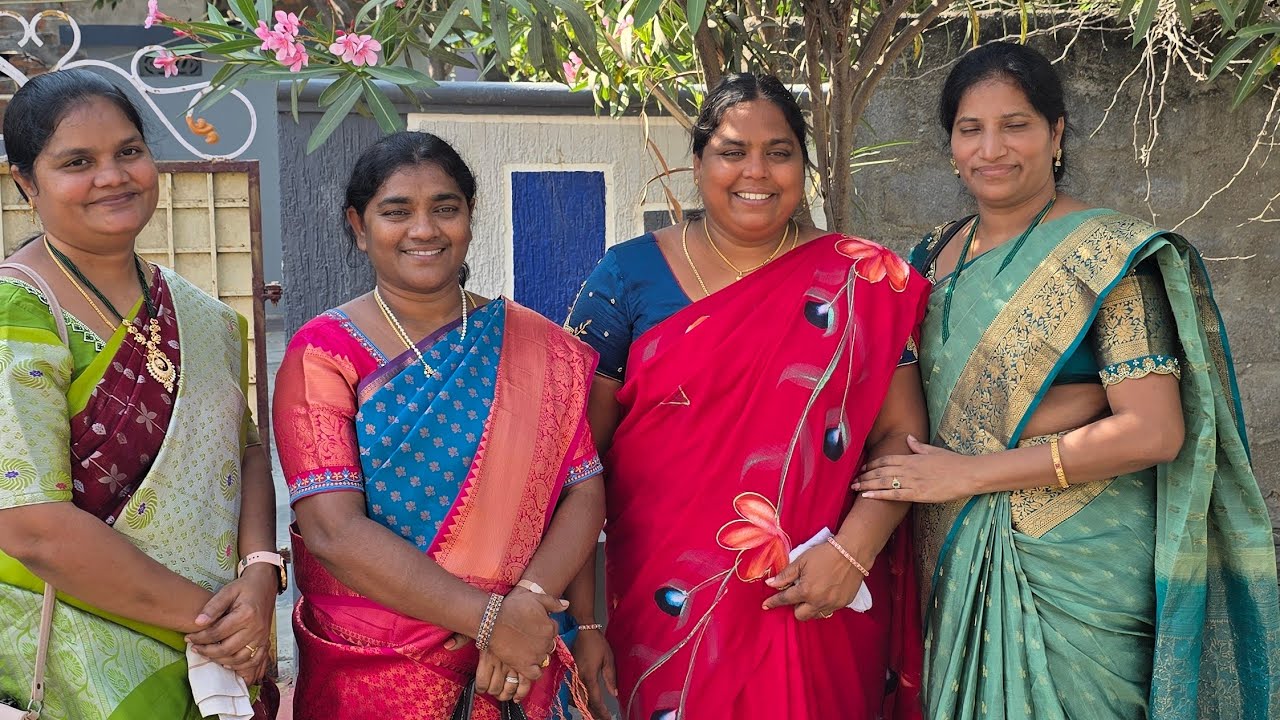 బందువుల మధ్యలో సరదాగా జరిగిన పుట్టినరోజు భోజనాల సందడి. 