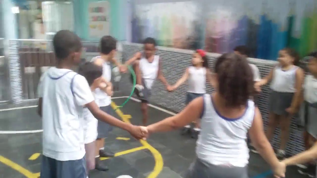 Brincadeira Passando o bambolê