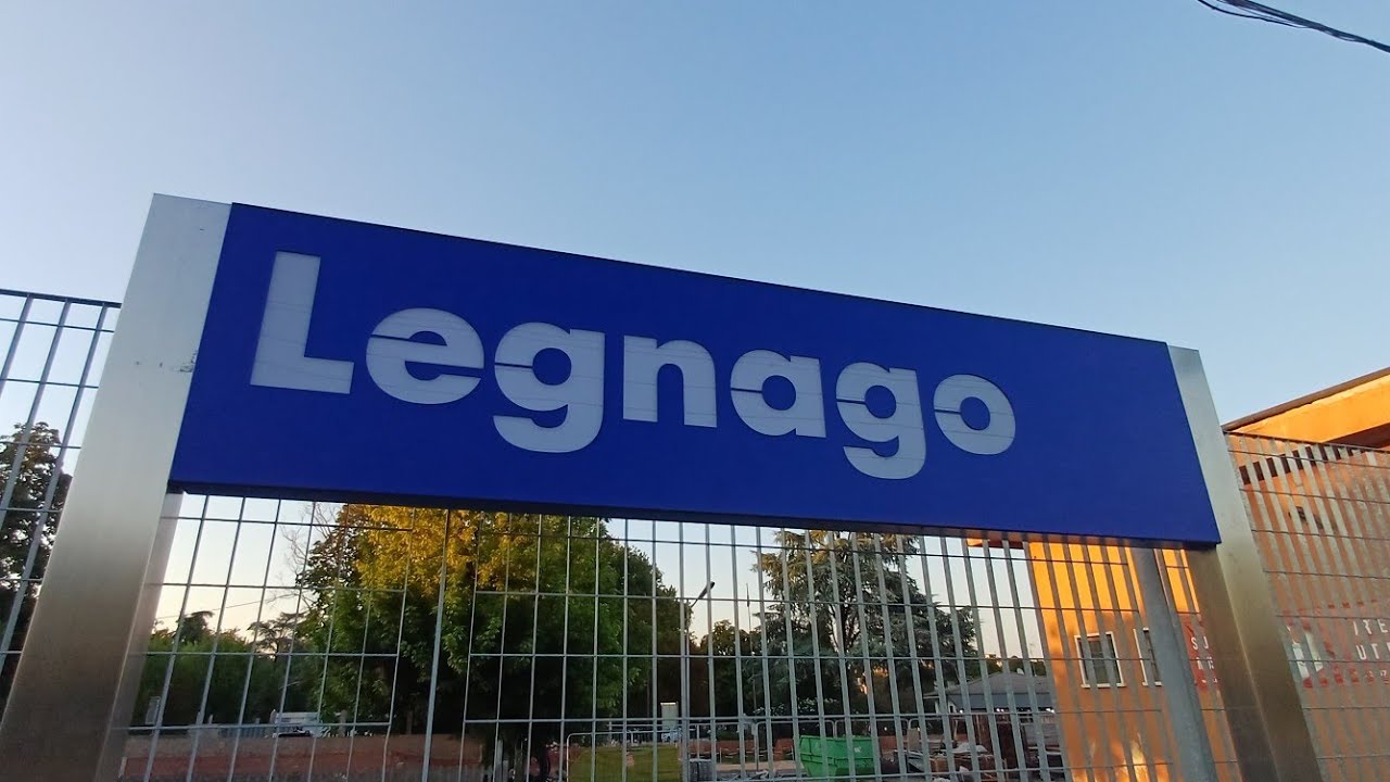 Legnago Stazione.  Accade un fatto insolito. Un treno Vivalto in arrivo e in partenza .