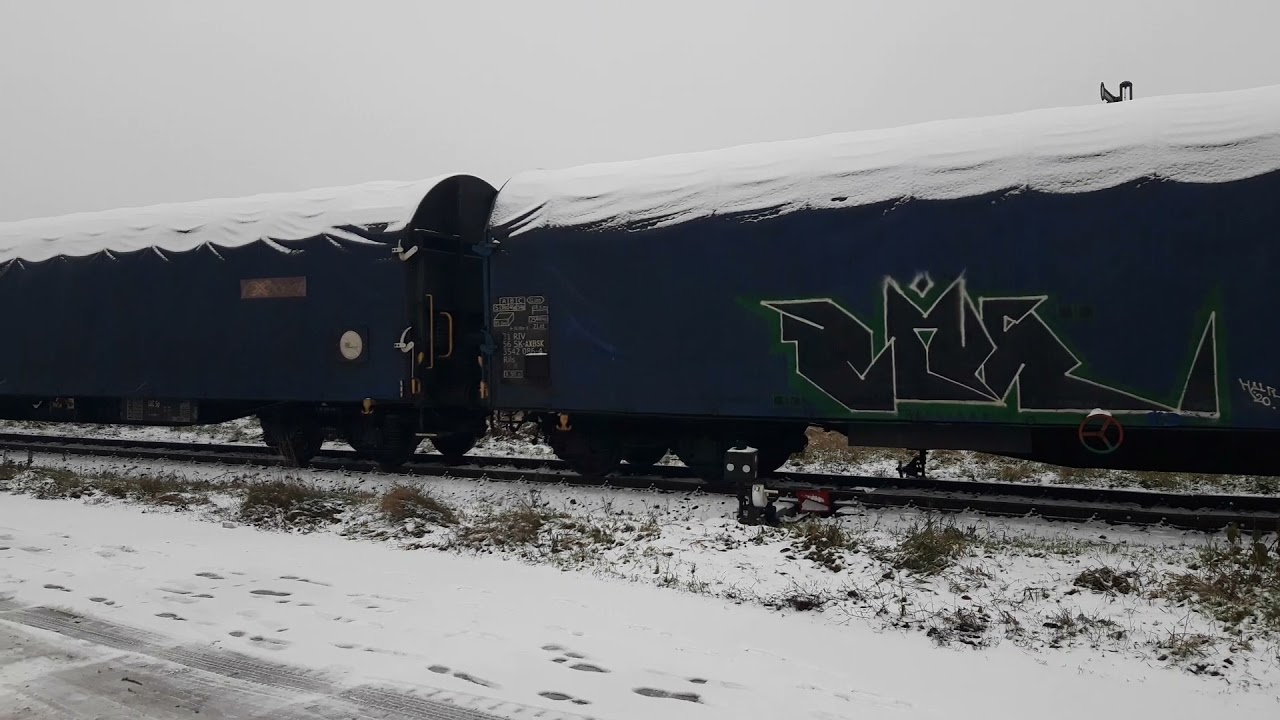 Stacja Łomża 2020-12-11 Lokomotywa spalinowa SM42 350 ze słowackimi wagonami plandekowymi.