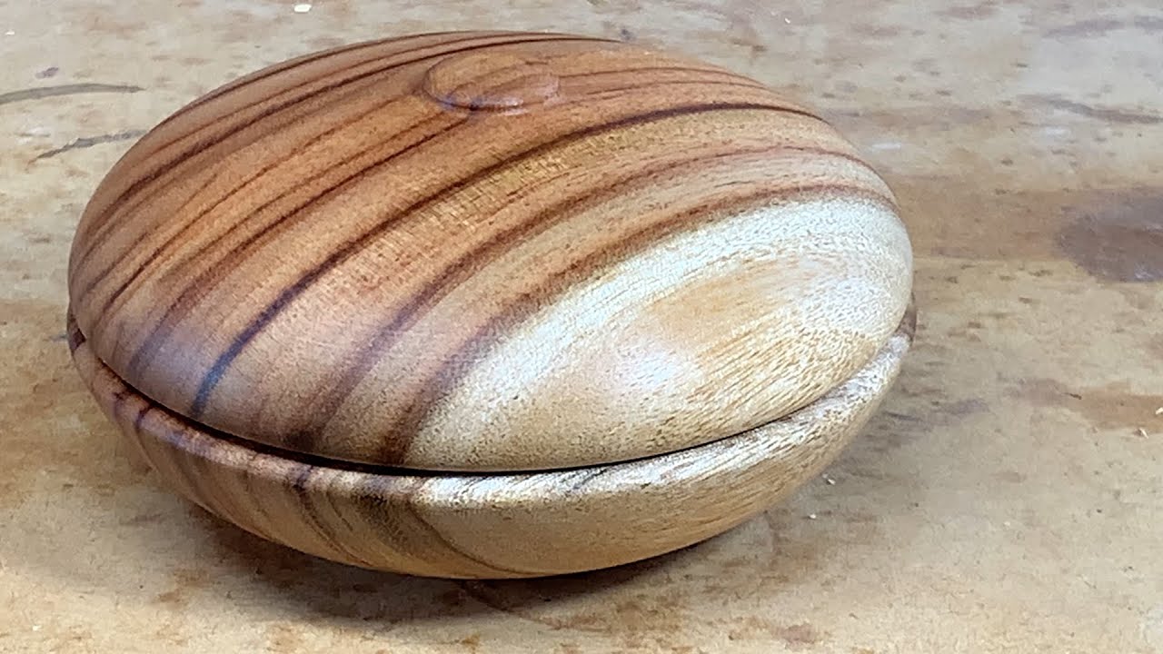 Richard Raffan turns a crossgrain ring box.