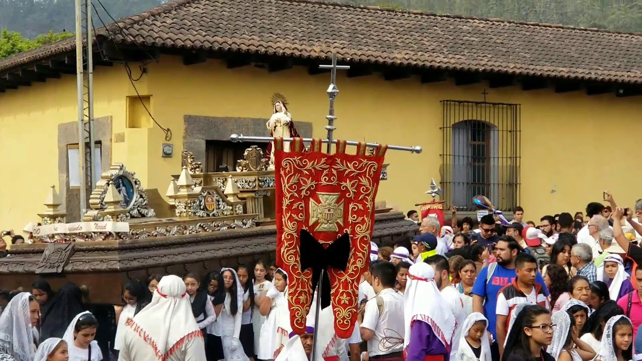 Procesión de niños y niñas de Semana Santa en La Antigua Guatemala